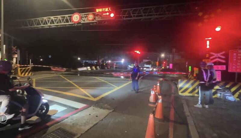台鐵內壢站轉轍器異常 興仁路平交道車流回堵30分鐘