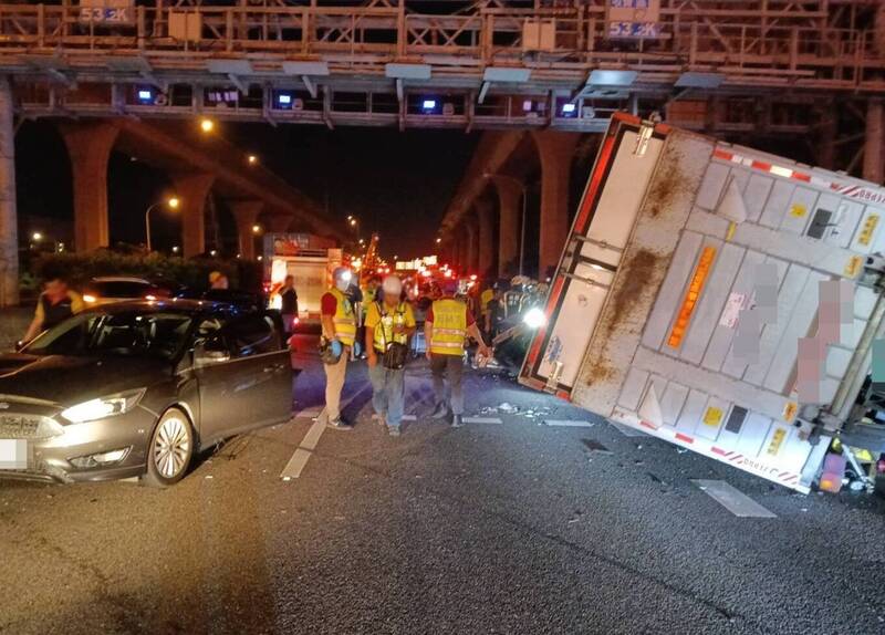 國1北向桃園段4車連環撞9人傷 大貨車側翻壓轎車乘客一度受困