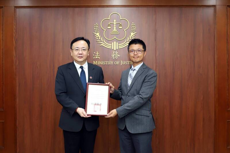安居緝毒獲表揚!中檢陳東泰防堵喪屍煙彈 謝孟芳攔截海洛因郵包