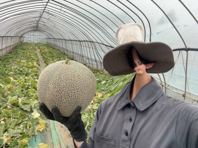天菜變榨菜!與哈密瓜合照「P過頭」 型男農夫被2600萬人玩壞
