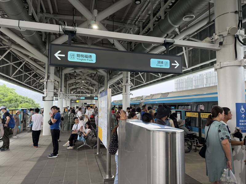被雷打壞?捷運三鶯線突號誌異常停駛 乘客緊急下車
