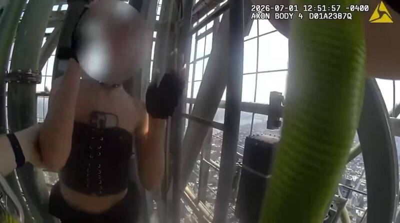 443公尺高空求婚!俄情侶攀帝國大廈尖塔 紐約警公開密錄器畫面