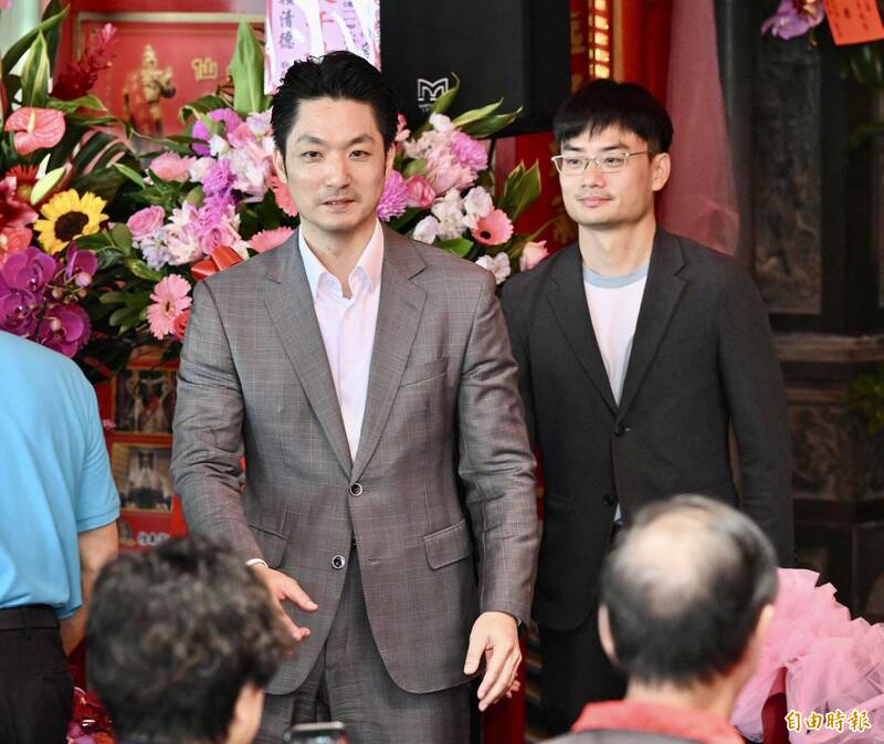 台北市長蔣萬安（左）2日出席指南宮「孚佑帝君成道1146周年大典」。右為台北市研考會主委殷瑋。（記者羅沛德攝）