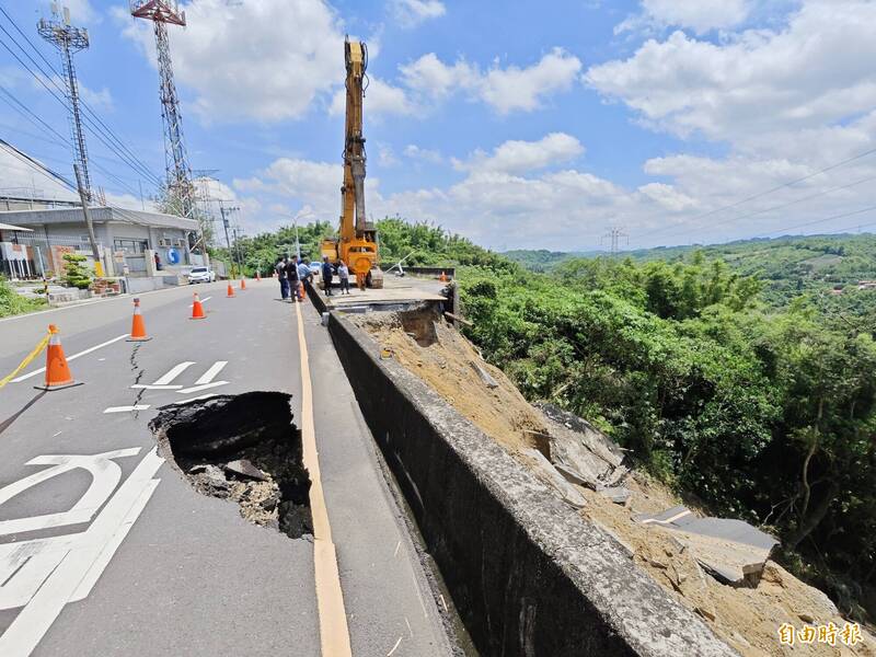 龍崎182線崩塌2車道不見 南市府阻止路基再流失