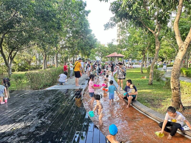 消暑聖地來了!頭份運動公園75米「水漾步道」 每週5天開放