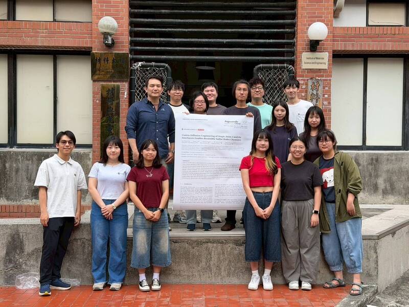 國立中山大學材料與光電科學學系助理教授葉昀昇（後排左1）研究團隊開發創新「逆向擴散」工程技術，突破「鋰硫電池」壽命短、穩定性不足的難題，研究成果刊登於國際頂尖期刊「應用化學」。（中山大學提供）