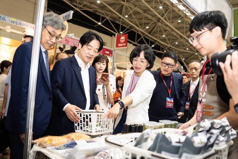民進黨立委、新北市長參選人蘇巧慧今（3）日出席台北寵物用品展，與總統賴清德同框。（蘇巧慧競辦提供）