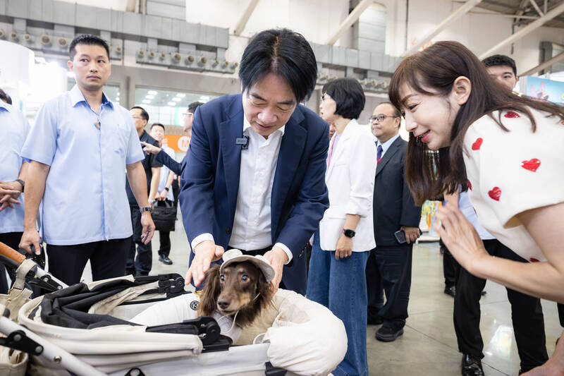 賴總統今日上午出席「台北寵物用品展」開幕典禮，現場並與狗狗互動。（圖由總統府提供）