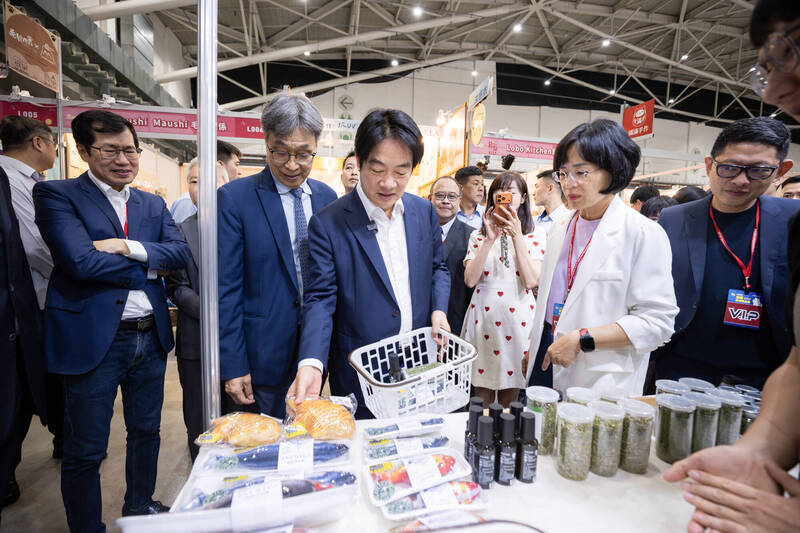 賴總統今日上午出席「台北寵物用品展」開幕典禮，他致詞時提到自己是「狗派」，目前也養了斑斑和Murphy兩隻狗狗，隨後也沿途逛展為家中的寵物採買。（圖由總統府提供）