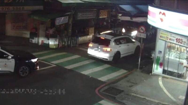作賊心虛!男疑躲攔查暗夜飆窄巷撞攤販「棄車逃逸」 警鎖定追緝