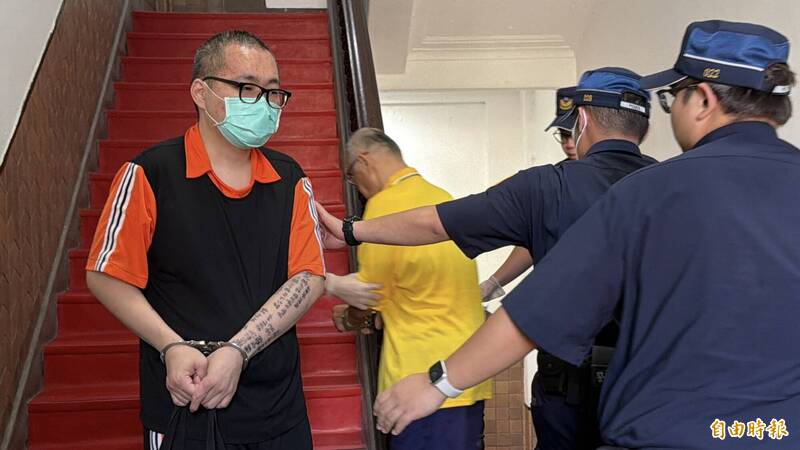 朱威宇弒母砍頭分屍判無期提再審 手臂寫滿「小抄」當庭照著唸