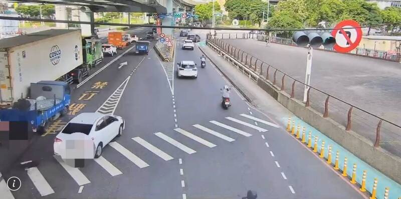 轎車換車道「鬼切」釀3連撞 小貨車遭夾擊