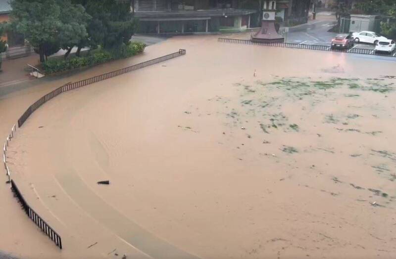 新竹縣新埔國中校園嚴重淹水。（擷取自新竹縣政府官網）