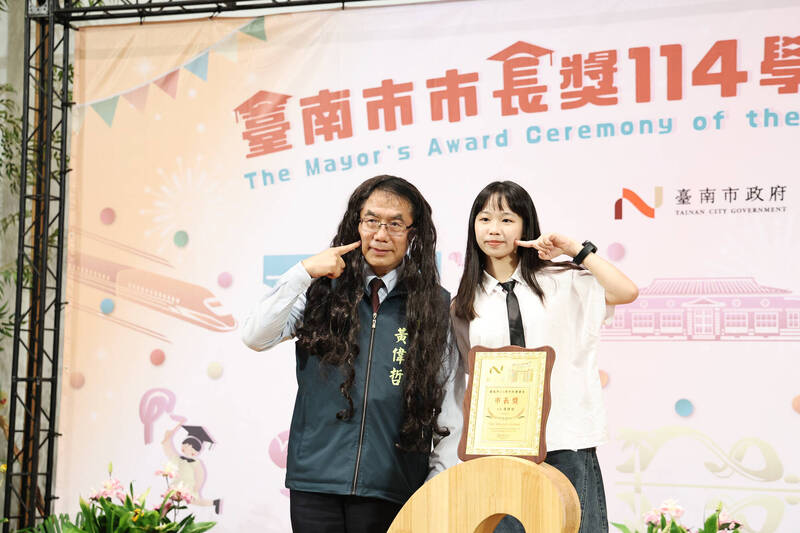 市長陪你拍又來了! 黃偉哲戴長假髮 被突襲獲頒「最佳市長獎」