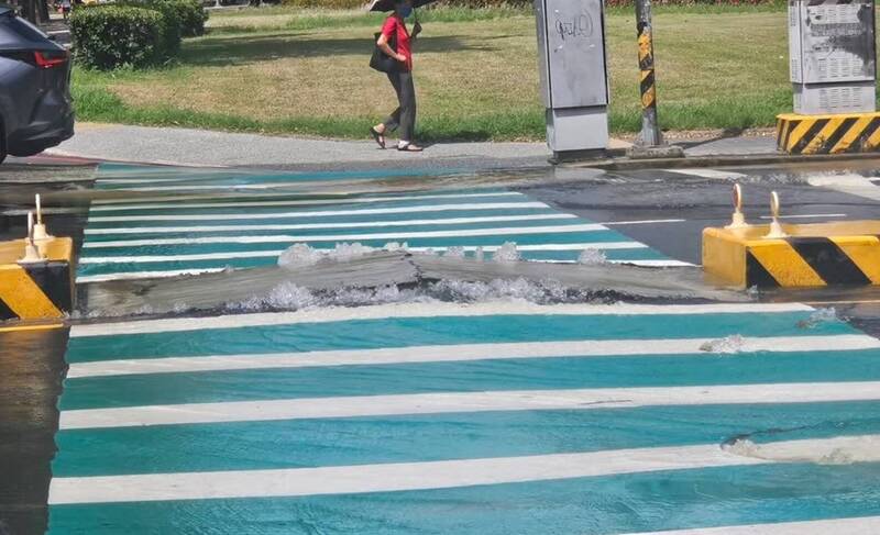 晴天竟淹水!台中復興、五權南路口突隆起狂噴泉 7500戶停水搶修