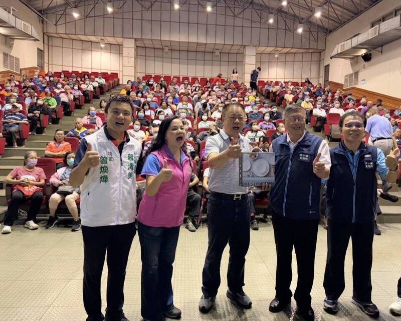 擠爆公所!彰化和美303位爺奶來「聽課」 開心換發駕照