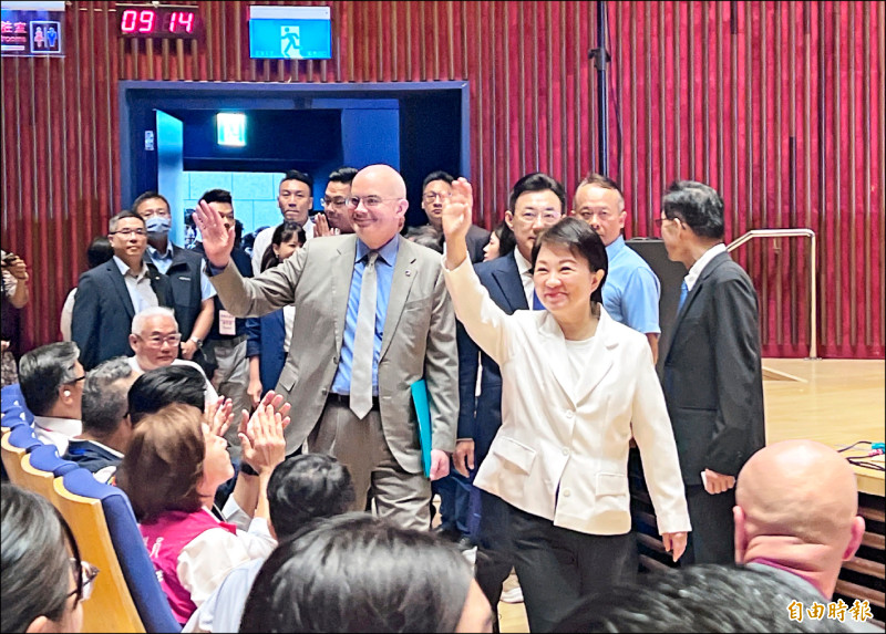 台中市政府昨與美國在台協會（AIT）合辦「台中無人載具產業與海外商機論壇」，市長盧秀燕、AIT處長谷立言一同出席。（記者廖耀東攝）