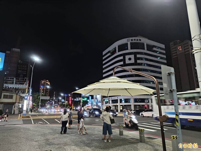 高雄遮陽傘遮陽也擋雨   捷運局：24小時全開、強風才收傘