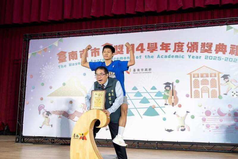 「寶貝、爸爸、老猴」全出籠! 黃偉哲「市長陪你拍」變粉絲見面會