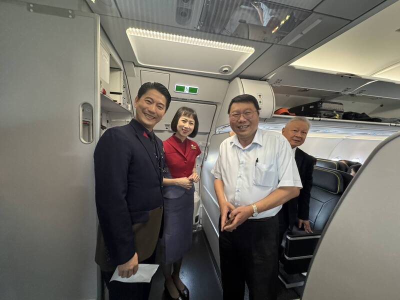華信航空董事長陳大鈞（右）表示，以235人座的 A321neo 客機於 7 月 3 日起投入營運，優先執飛金門、澎湖等高需求離島航線。（華信航空提供）