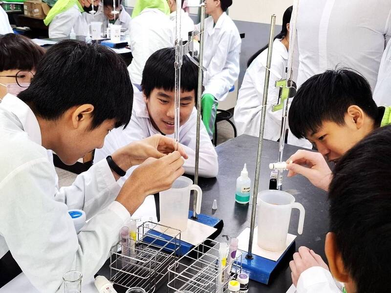 理化從實作中學!新北高中半導體科學教育車 115學年度常態化推動