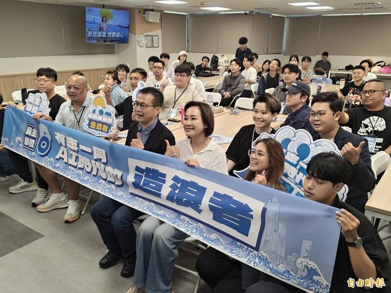 柯志恩今出席民主學校，鼓勵年輕學員勇於選擇、不要怕輸。（記者王榮祥攝）