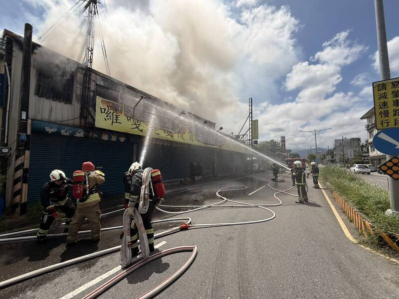 新竹芎林鐵皮建物火警濃煙竄升 燃燒百平方公尺