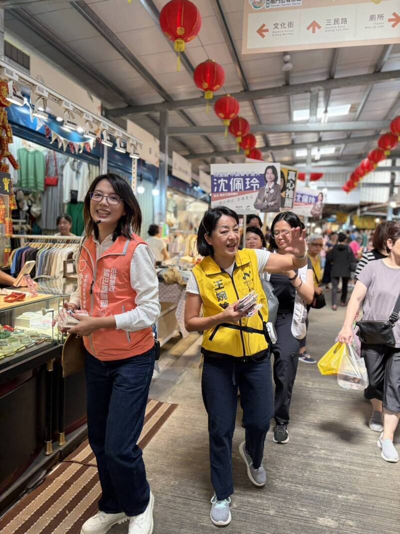 時力黨主席王婉諭陪掃街力挺沈佩玲 盼媽媽力量進議會