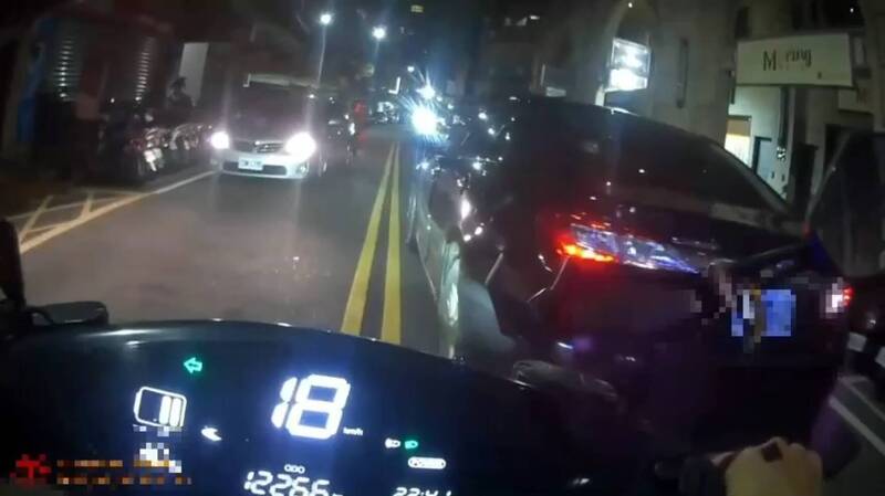 大燈沒開遭警盤查 男心虛踩油門狂飆被攔查搜出「毒品雙響炮」