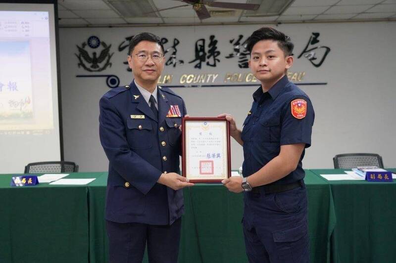 斗南「天菜暖警」1年助12人平安回家 警政署授證「尋人高手」