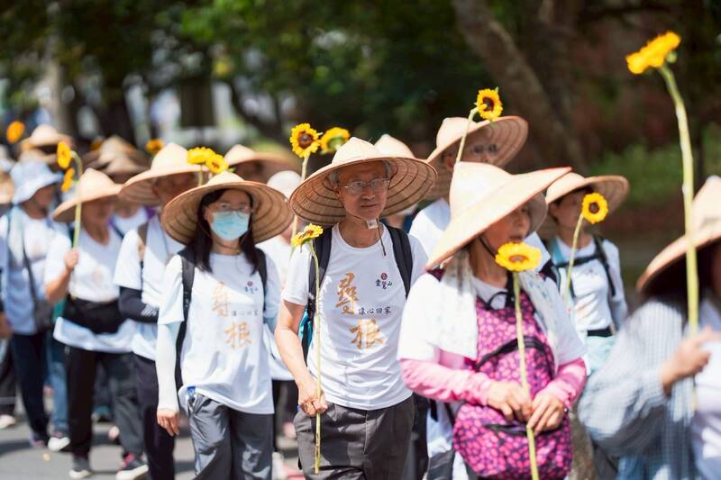 靈鷲山寂光寺龍潭湖環湖健行 500人誦念觀音聖號祈福