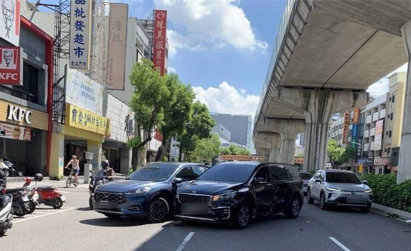 驚悚夾殺險側翻!台中轎車遭碰撞狠磨分隔島 嚇壞「得來速」車陣