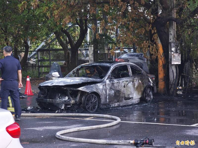 國3南州交流道旁停車場火燒車 乘客火速下車逃過一劫