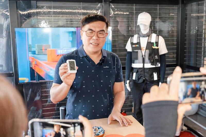 環境部長彭啓明體驗專為倉儲物流與電商人員設計的「物流Cool Zone」酷涼設計。（環境部提供）