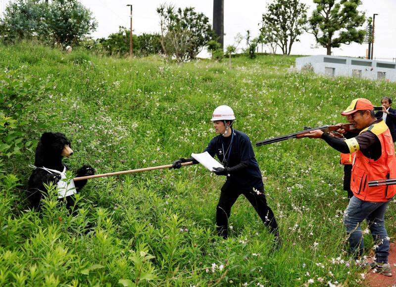 日本秋田男自家旁散步遇熊襲濺血 警籲附近居民注意