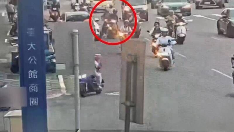 台北市公館街頭2機車擦撞 員警到場一聞查出他毒駕