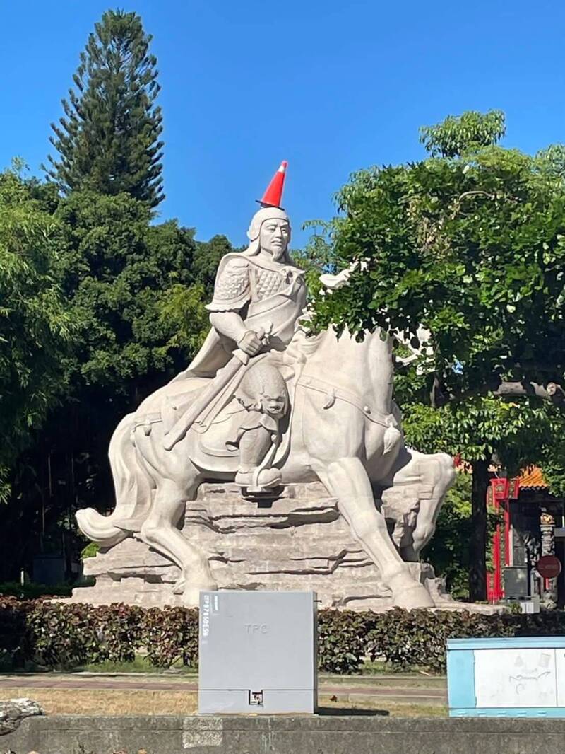 惡搞鄭成功石像頭放三角錐 警查出大學肄業男動機竟是好玩