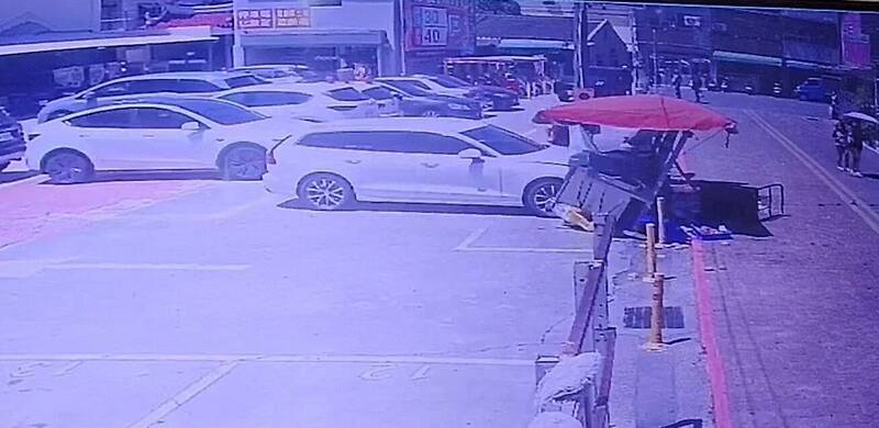 停車場驚魂!旅行車撞油鍋 鹿港蚵嗲嬤差5秒被撞原因曝光。