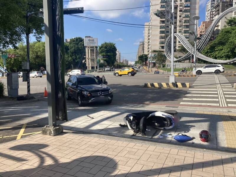 台中賓士車麥當勞前撞上機車 61歲騎士無呼吸心跳送醫