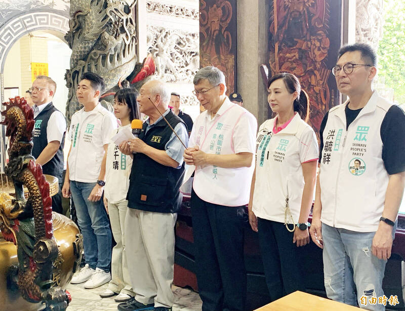 柯文哲（中）等人在桃園市龜山仁德宮上香祈福。（記者李容萍攝）