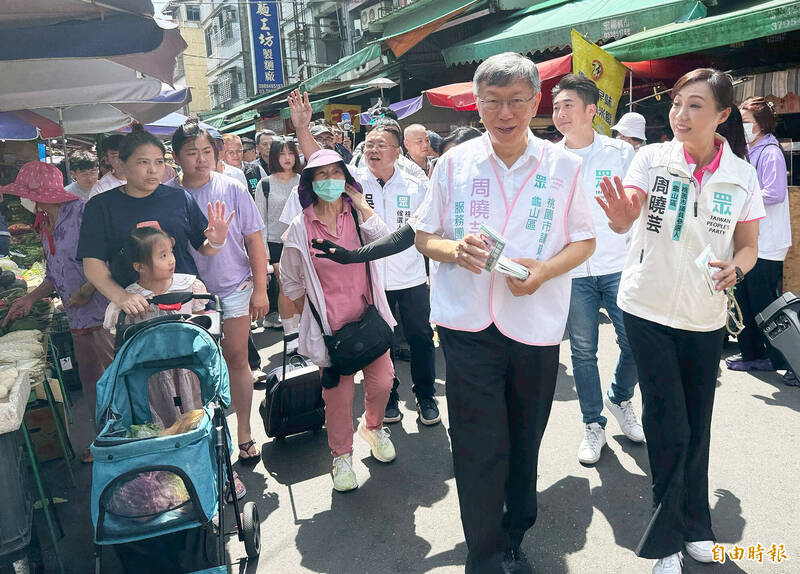 柯文哲陪同桃園市黨籍議員參選人前往龜山市場掃街拜票。（記者李容萍攝）