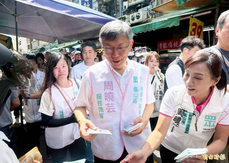 柯文哲陪同桃園市黨籍議員參選人前往龜山市場掃街拜票。（記者李容萍攝）