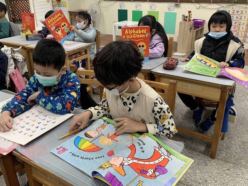 43所小學參與明日英文閱讀計畫 繪本聽讀建構沉浸式學校環境