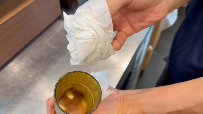 日本連鎖丼飯高雄分店 遭爆水杯厚厚一層垢