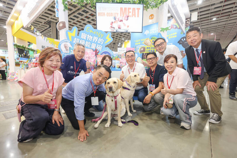 國民黨新北市長參選人李四川今天（5日）受邀參觀「2026展昭台北寵物用品展」。（李四川競辦提供）
