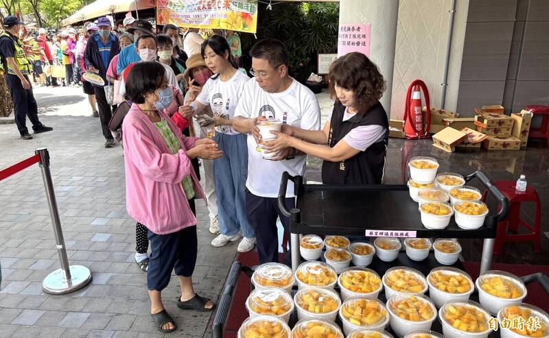 台南新營芒果節發送免費芒果冰6000碗破紀錄 早上5點就來排隊了