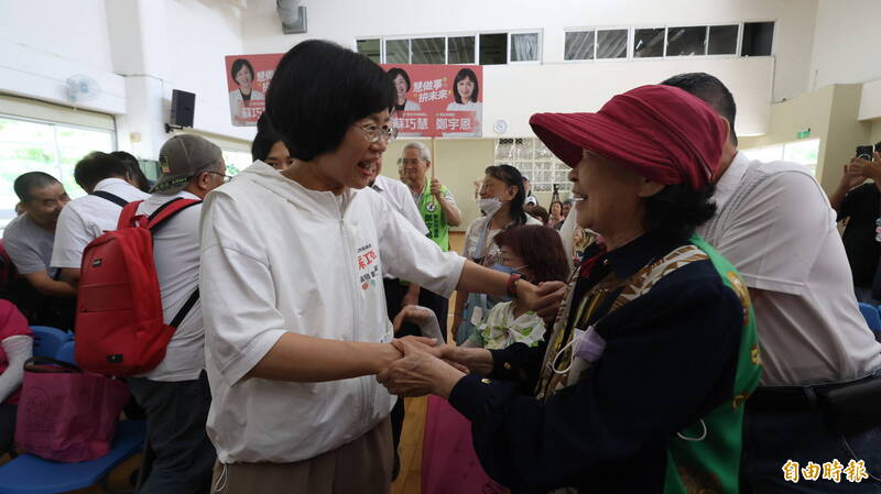 民進黨新北市長參選人蘇巧慧（前排左握手者）進場時與鄉親握手互動，氣氛熱烈。（記者黃政嘉攝）