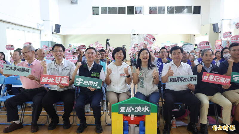 民進黨新北市長參選人蘇巧慧（前排左4）與座談會參與者合影。（記者黃政嘉攝）