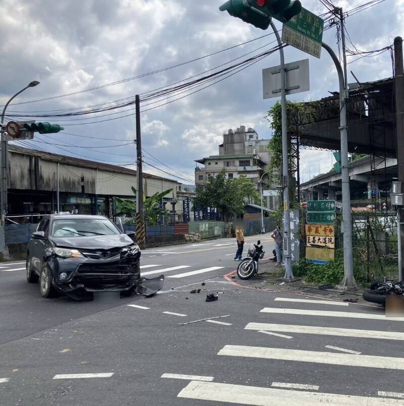 新店黃牌重機與左轉休旅車碰撞 騎士噴飛重創命危