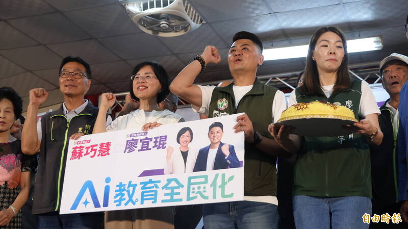 蘇巧慧端蛋糕為廖宜琨慶生 盼兩人攜手打拚更進步的十年